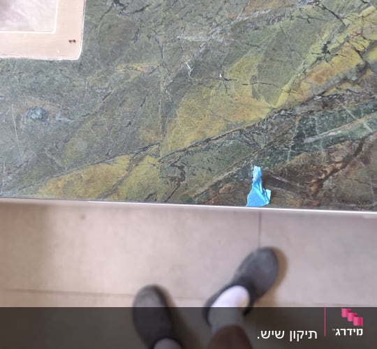 משטח שיש ירוק עם סימן כחול